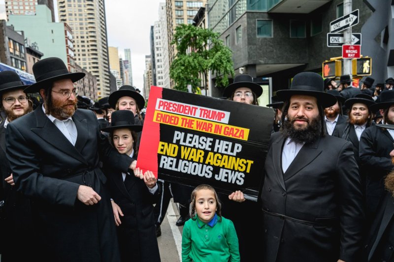 האחים לאנטשעווסקי, אברומי בלום, ד. ה. כרם, אייזיק. י, Clear shot