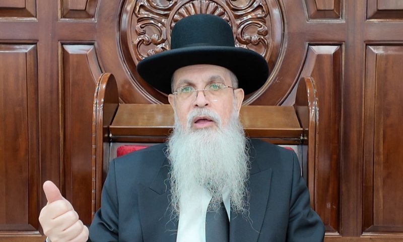 רוצה ליטול ידיו בטיול ואין לו כלי, מה יעשה?