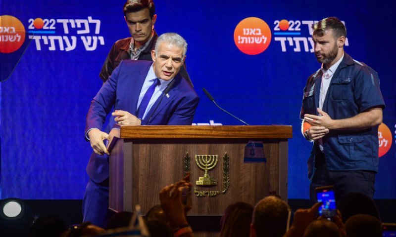 לקראת מפלגת ענק? לפיד לא שולל - איחוד עם בנט ואיזנקוט