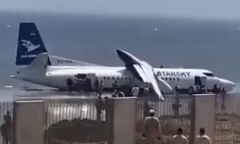 צפו: מטוס נוסעים התרסק בחוף בסומליה 