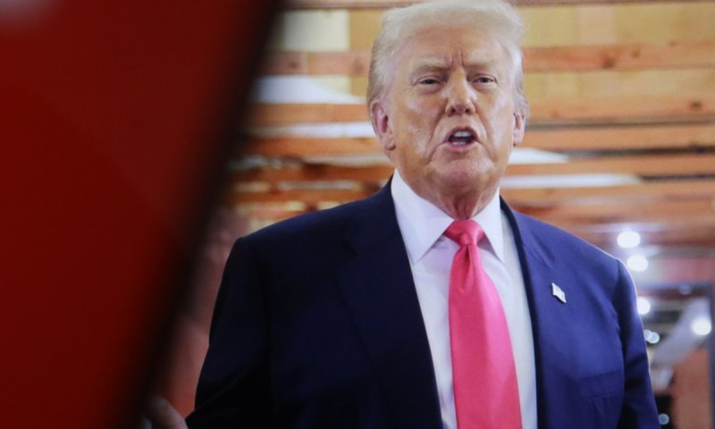 הדמות החזקה בבית הלבן מלכלכת על טראמפ: "אישיות של אלכוהוליסט"