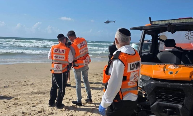 בחוף בנתניה: פעולות החייאה על בחור ישיבה שנמשה מהמים - אחיו נעדר