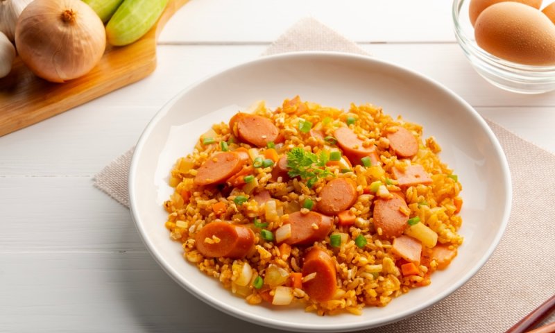 סיר אחד שילדים לא מסרבים לו: אורז אדום עם נקניקיות