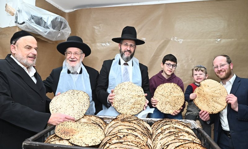 4 דורות של משפחת לאו אפו מצות אצל הרב קורניצר בבני ברק