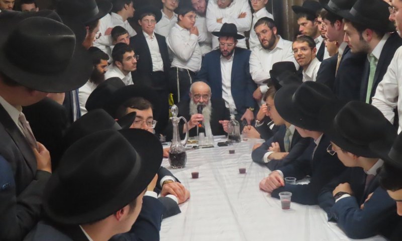 ראש הישיבה לעצורים שמחו מול בית הקצין באשקלון: "שום דבר לא ירתיע אותנו"