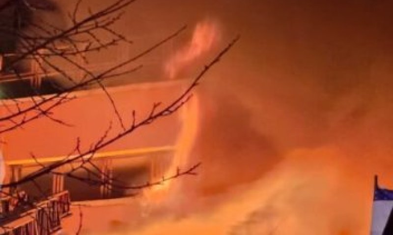 מאפיית מצות בבורו פארק עלתה באש, להבות ענק בלב השכונה