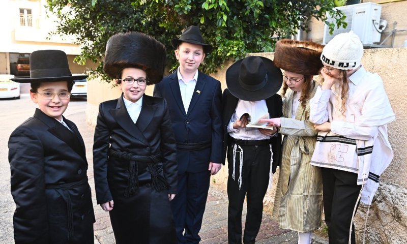 למרות המלחמה: תיעוד ענק מערב פורים בבני ברק - התחפושות המקוריות