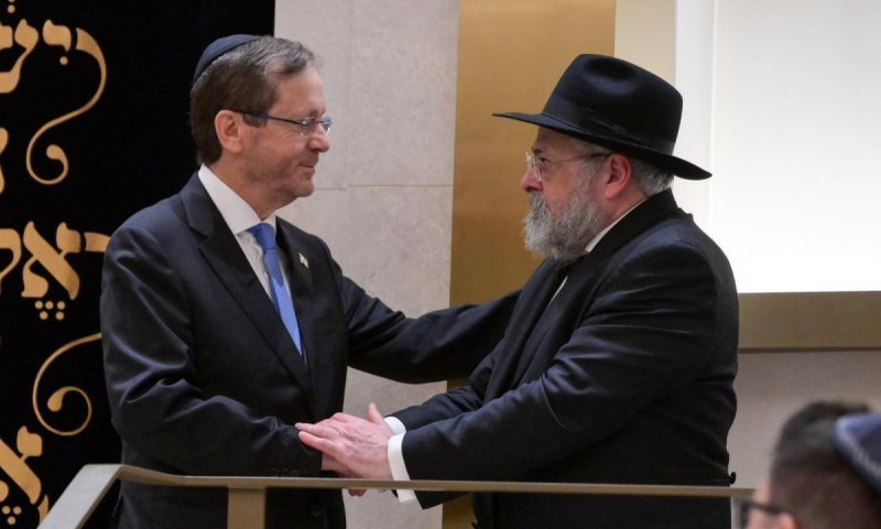 בבית הכנסת של הרב ששכל את חתנו: הרצוג ואלבניזי בדמעות בטקס הזיכרון בבונדי