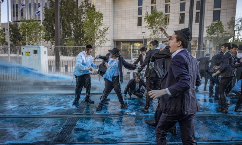 הרכבת נחסמה, המפגינים נצבעו בכחול: תיעוד נרחב ממחאת הרצ"פניקים בירושלים
