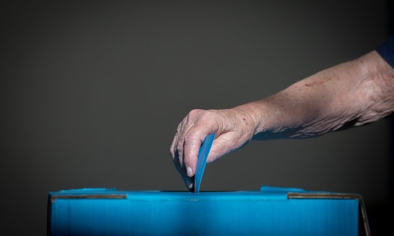 צרפת נקרעת מצחוק: היטלר מול זלנסקי ראש בראש