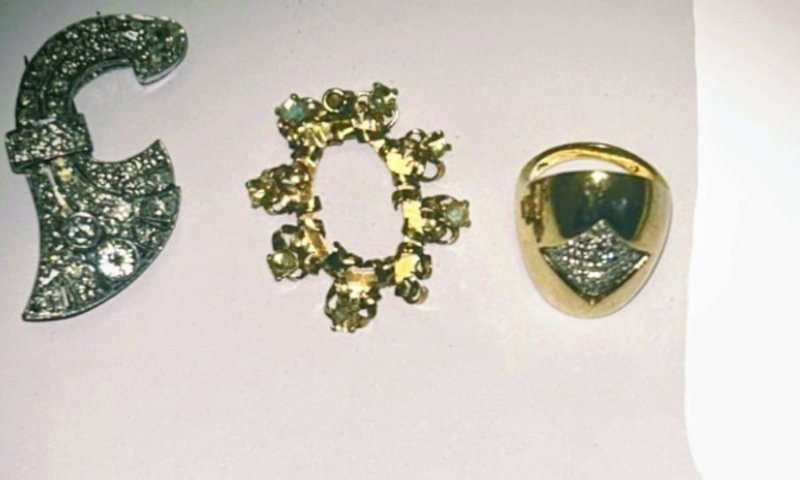 בשווי 700 אלף ש"ח: עובדת זרה גנבה תכשיטים מביתה של קשישה