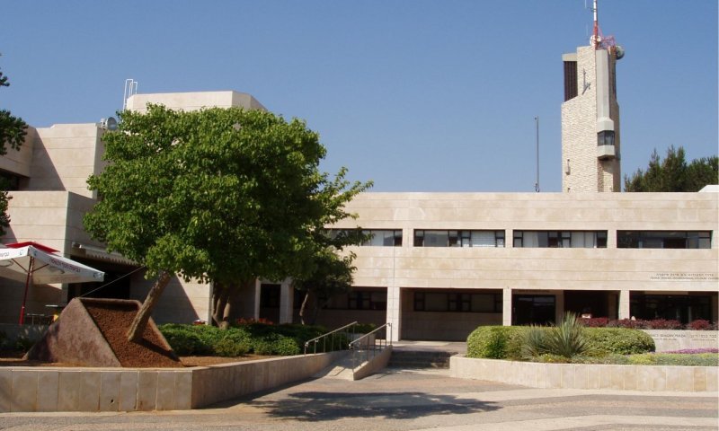 סערה: עלוני הסתה נגד התעשייה האווירית ומשרד הביטחון חולקו באוניברסיטה 