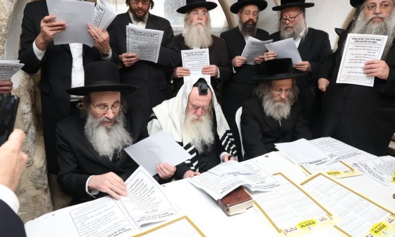 במעמד רב רושם: "התאספנו במערת קבר התנא האלוקי הקדוש" - צפו בגלריה