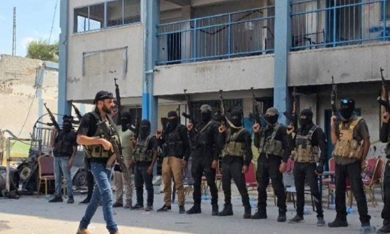 קיבלו מישראל? אנשי המיליציות מחזיקים אקדחים משתיקי קול