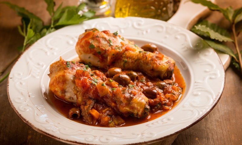 כולם יבקשו עוד: שוקיים עוף ברוטב זיתים פיקנטי