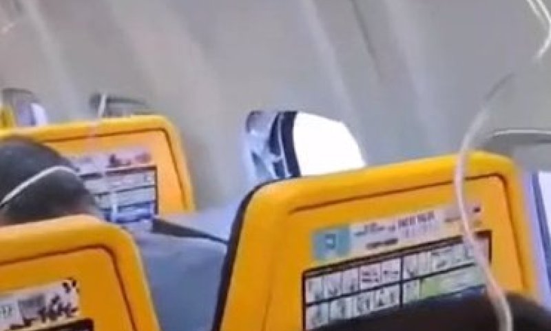 כך ניצל הנוסע שכמעט נשאב מהחלון במטוס בגובה רב