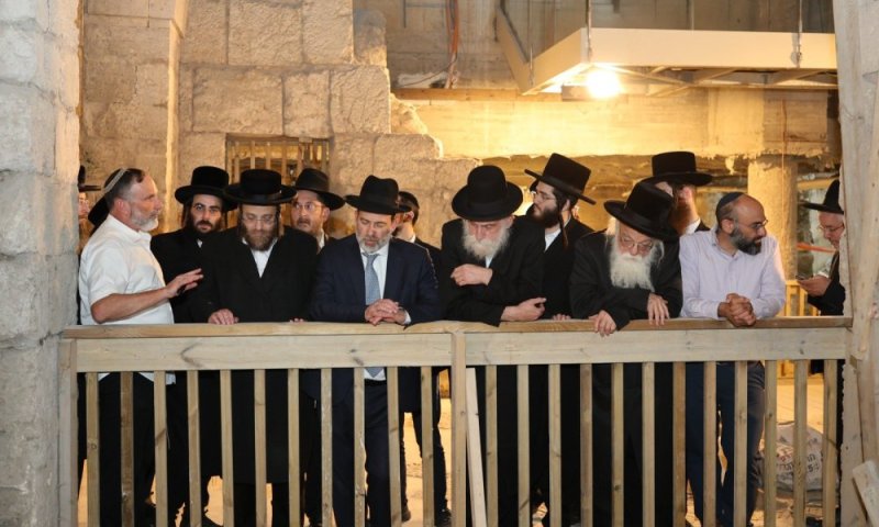 רבני ועדת ההיגוי של "היכלות" סיירו במנהרות הכותל והתכנסו לדיון מיוחד לקראת פתיחת התערוכה