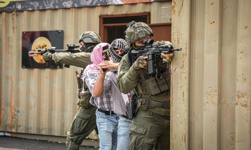 תיעוד: מסתערבים מחופשים למקומיים, עצרו חשוד בלב העיר ג׳נין