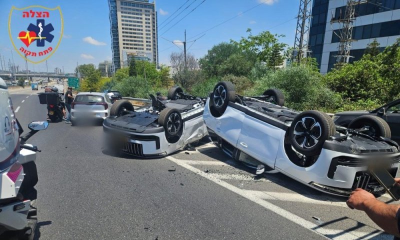 תאונה חריגה בכביש 4: רכבים נפלו מהמוביל אל הכביש