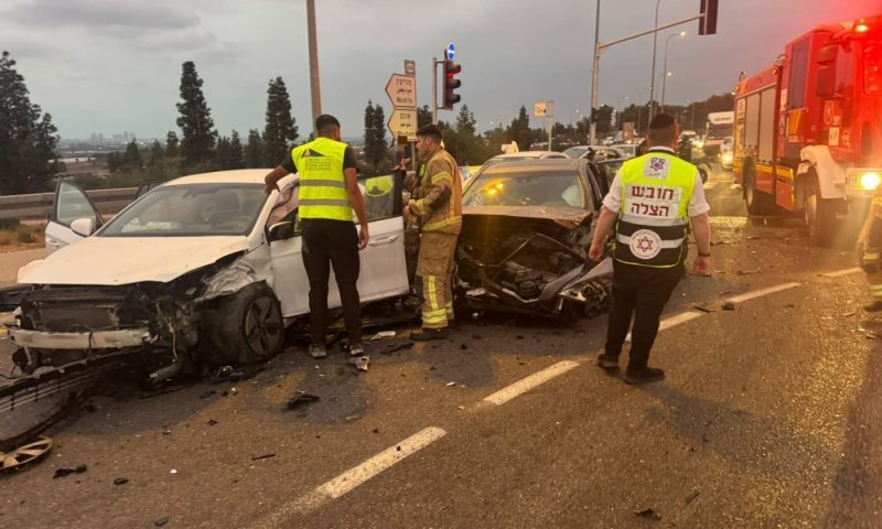 חמישה כלי רכב התנגשו בכביש 444: עשרה נפצעו, בהם ילד בן 4