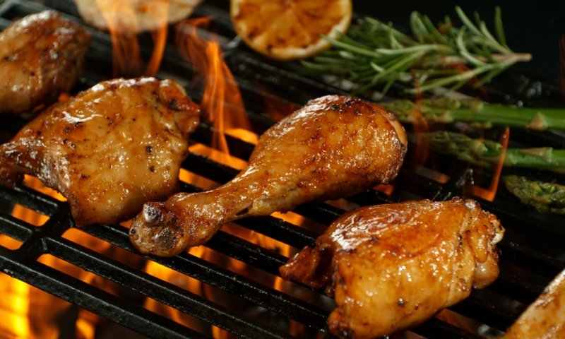 גריל שאין לתאר: עוף בתנור עם פטנט המלח גס