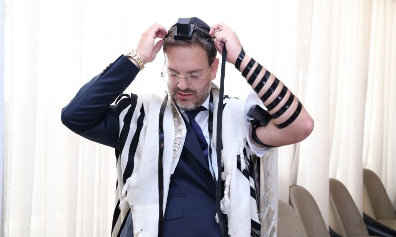 שמחת הברית לבנו של עורך 'בקהילה': הטלית של פוסק הדור והשם המפתיע