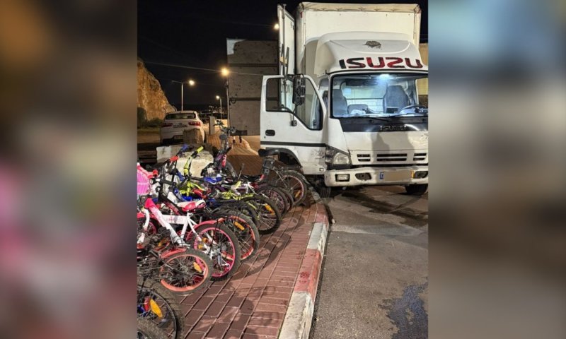 אופניים, מחשבים וכסף מזומן: הגנב שהעמיס חצי שכונה נתפס "על חם" 
