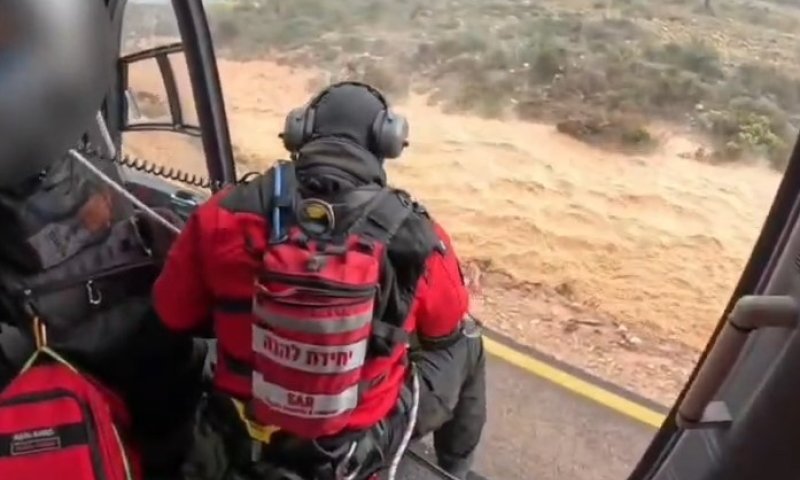 חילוץ דרמטי מהאוויר: שני נהגים חולצו משיטפון בצומת הדואר
