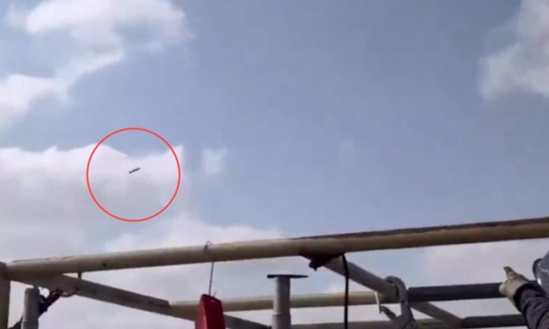 תיעוד יוצא דופן מלב ים: טילי שיוט חלפו סמוך לספינה מסחרית