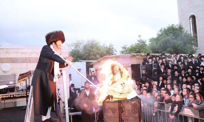 כיום הכיפורים ממש: ההדלקה של האדמו"ר מדינוב בנעילת היום