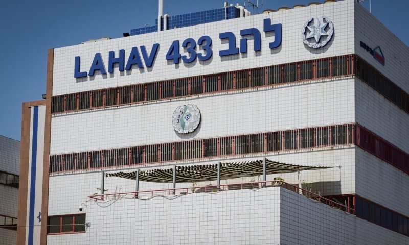 יד לוחצת יד: הותר לפרסום - אלה בכירי חברת הענק שנחקרו באזהרה