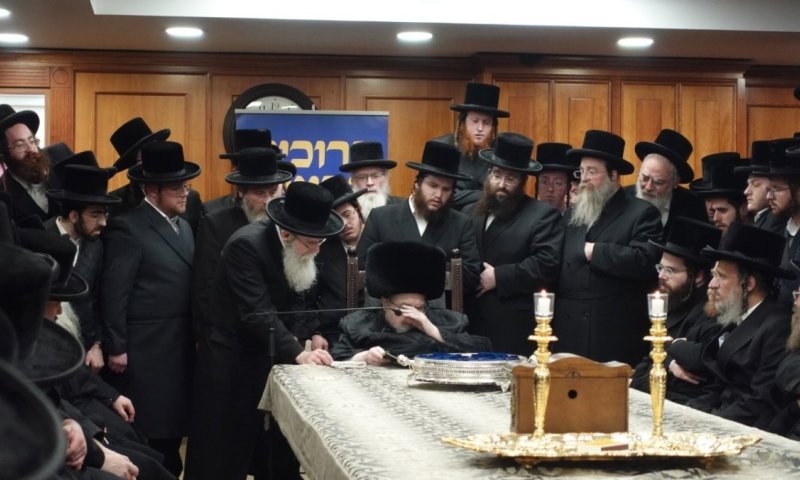 ימים מרגשים לבחורים בוגרי בעלזא: "כל מי שיודע לשיר ניגון בעלזאי ומתעורר"