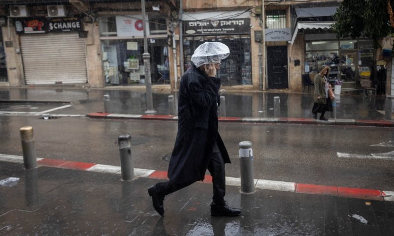 הטמפרטורות מטפסות, אבל אלו המקומות בהם תצטרכו מטריה צמודה גם היום