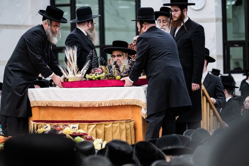 בחצרות סאטמר