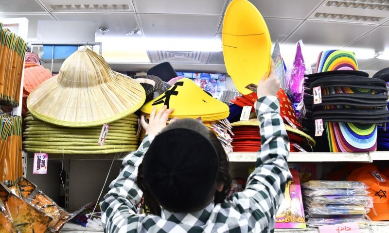 פורים תחת אש: רב העיר נתקע בישראל בגלל המלחמה וחגג מרחוק