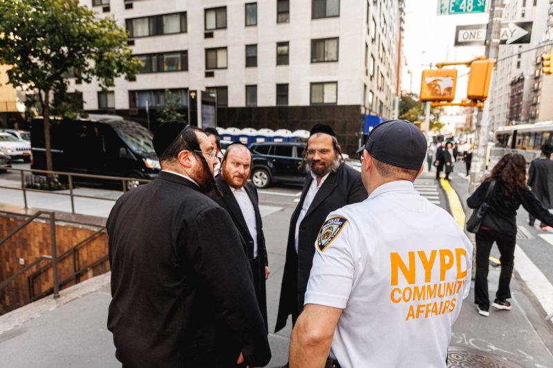 האחים לאנטשעווסקי, אברומי בלום, ד. ה. כרם, אייזיק. י, Clear shot