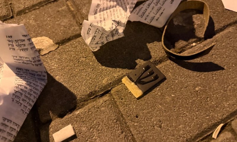 מזעזע: אלמוני קרע תפילין סידורים וטליתות ופיזר את הקרעים על הרצפה | צפו