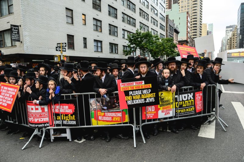 האחים לאנטשעווסקי, אברומי בלום, ד. ה. כרם, אייזיק. י, Clear shot