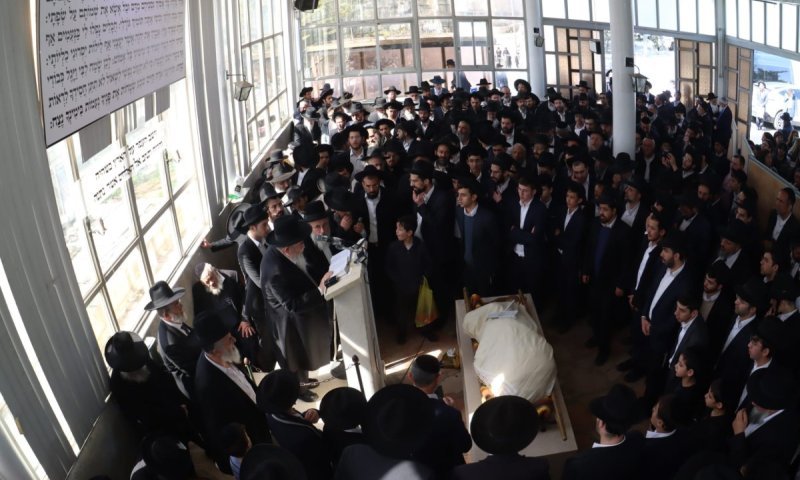 מזקני הדיינים: המונים ליוו את הגאון רבי משה טופיק זצ"ל למנוחות