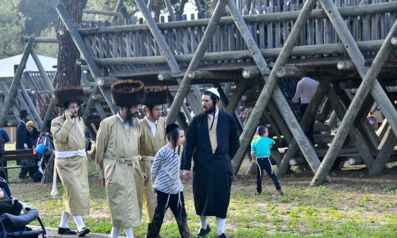 עם הסרת ההגבלות: החרדים מילאו את הפארקים באסרו חג | גלריה