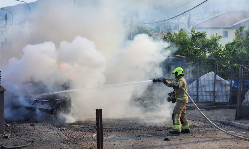 רכב עלה באש בקריית שמונה לאחר נפילת רקטה | תיעוד
