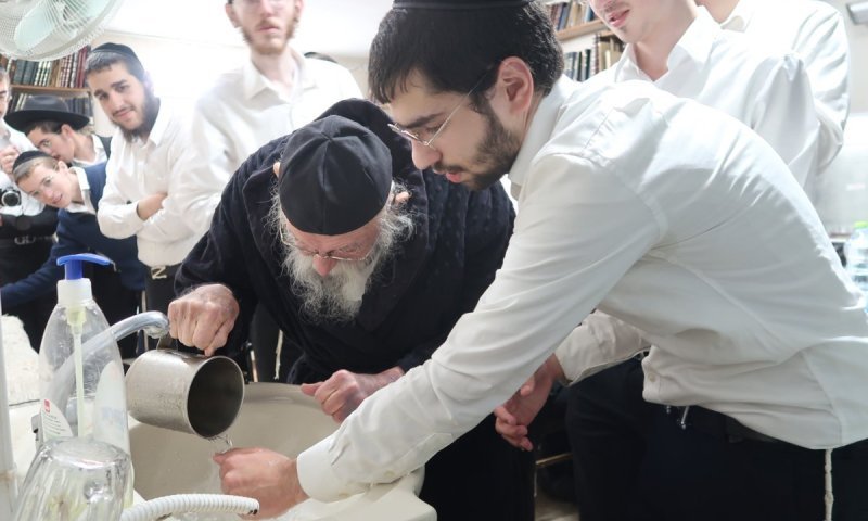 הבחורים נעמדו בתור והגאון הישיש נטל את ידיהם | תיעוד מפעים