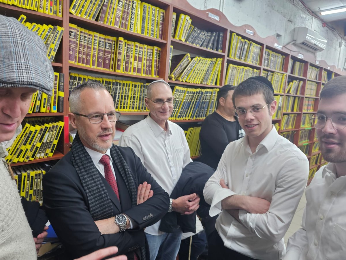 <blat>בחדרי חרדים</blat>