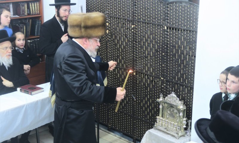 החסידים הופתעו: האדמו"ר החל לחבוש 'קולפיק' בהדלקה