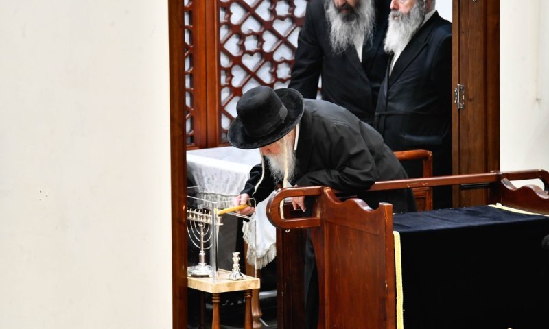 בשעה 17:00 בדיוק: תיעוד מההדלקה בזאת חנוכה בחצר חסידות גור