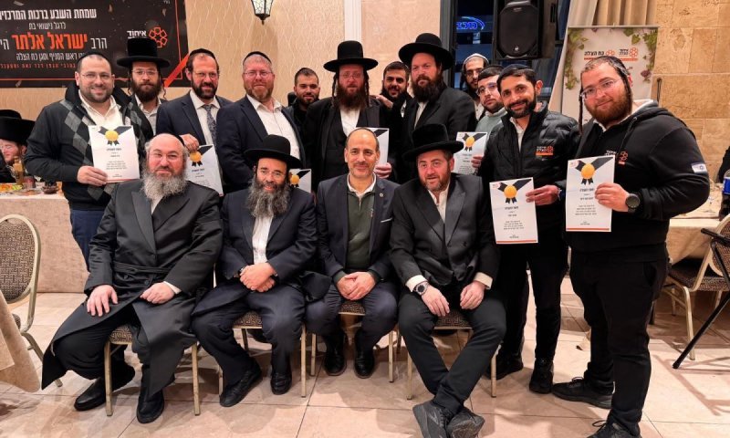 חלוקת דפיברילטורים ושמחת 'שבע ברכות' ב'איחוד הצלה' בני ברק