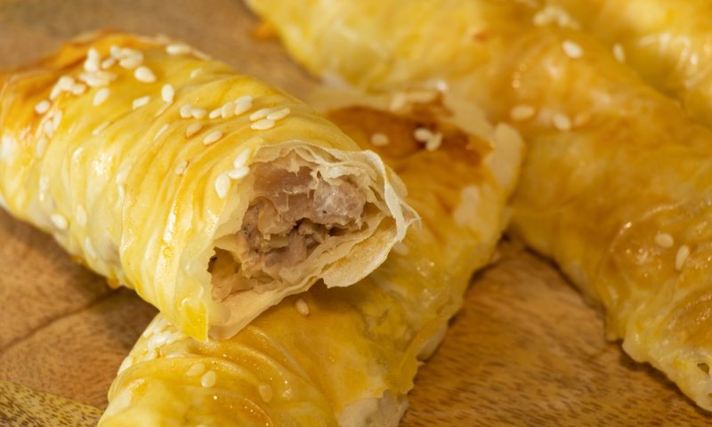 עלי פילו מתפצפצים ממולאים בקרם חלבה ושקדים