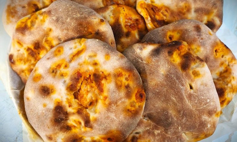 בטעם נוסטלגי: מתכון ללחמניות פיתה במילוי חזה עוף פיקנטי 