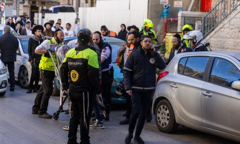 גבר התמוטט בבית כנסת, פונה תוך כדי פעולות החייאה