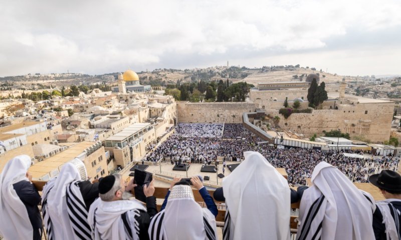 סוכות למהדרין וברכת כהנים בשני מועדים: היערכות לרבבות בכותל המערבי